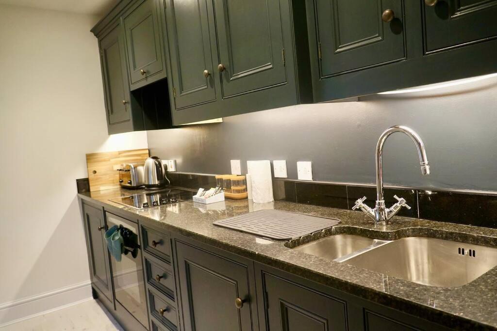 Ferienwohnung Epic Location, Views & Large Private Terrace Windsor Exterior foto
