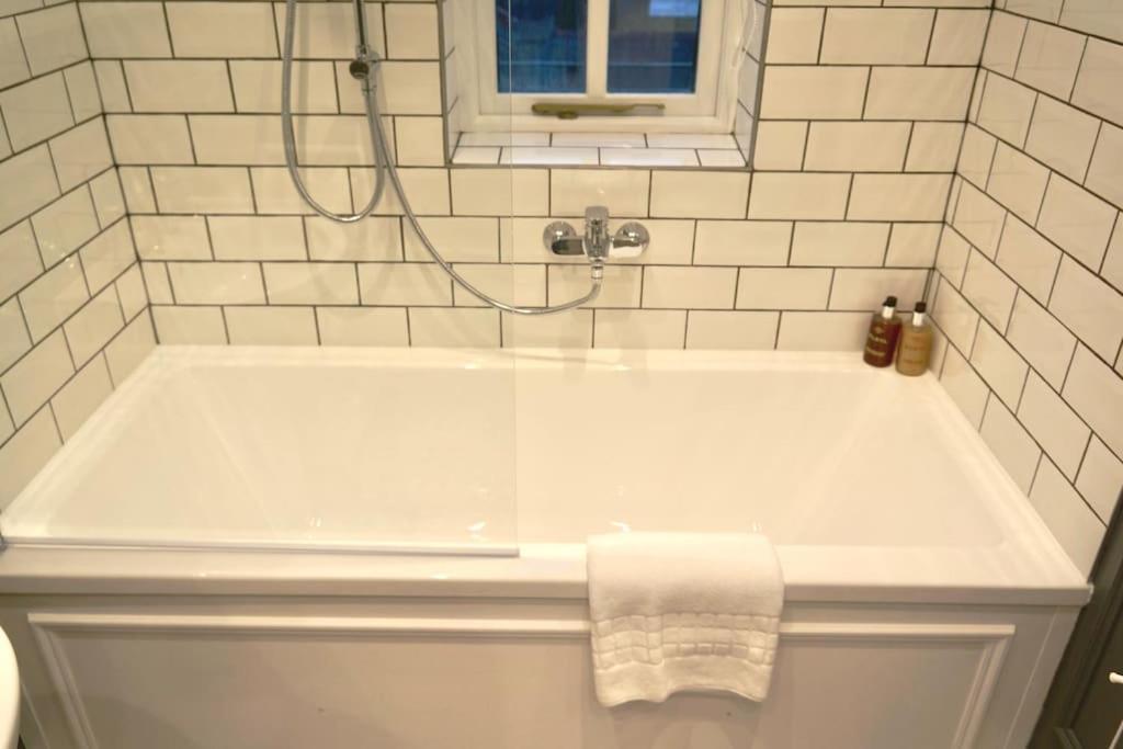 Ferienwohnung Epic Location, Views & Large Private Terrace Windsor Exterior foto
